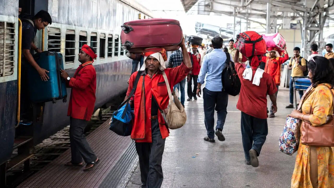 रेलवे ने कुलियों पर बढ़ाई सख्ती, यात्रियों से ज्यादा पैसे वसूलने पर कार्रवाई