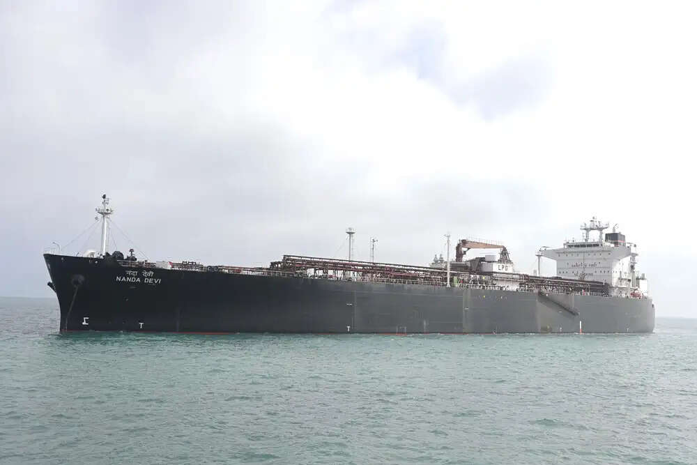 गुजरात के वडीनार बंदरगाह पर भारतीय जहाज नंदा देवी की एलपीजी आपूर्ति