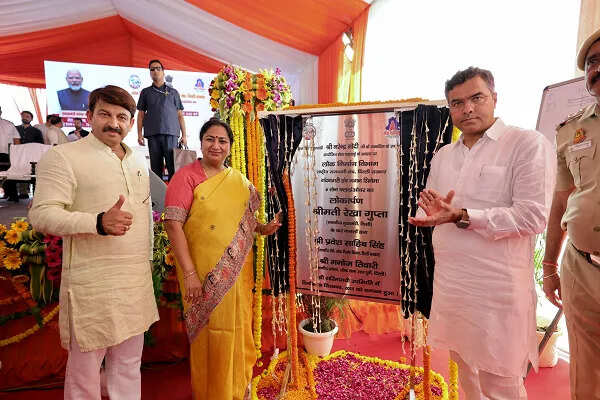 दिल्ली में नई इलेक्ट्रिक बसों और फ्लाईओवर का उद्घाटन