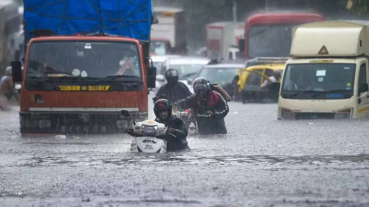 मुंबई में मूसलधार बारिश: भूस्खलन से पिता और बेटी की मौत, रेड अलर्ट जारी