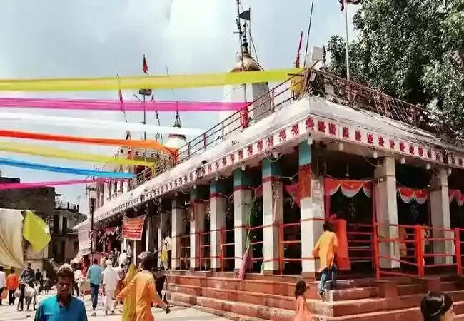 मां विंध्यवासिनी धाम में पंडों के बीच हिंसक झगड़ा, 25 पुलिसकर्मी लाइन हाजिर