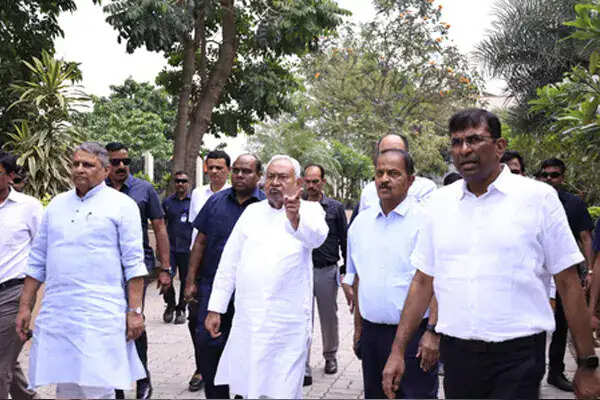 नीतीश कुमार का मुख्यमंत्री पद छोड़ने का संकेत, 30 अप्रैल को दे सकते हैं इस्तीफा