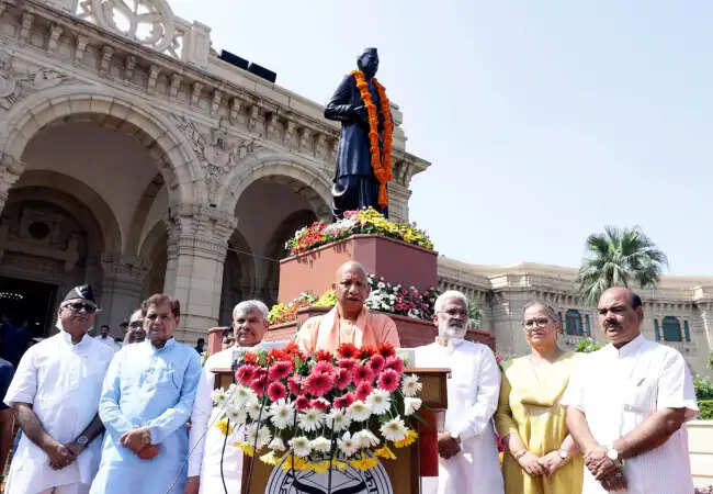 मुख्यमंत्री योगी आदित्यनाथ ने चौधरी चरण सिंह की पुण्यतिथि पर दी श्रद्धांजलि