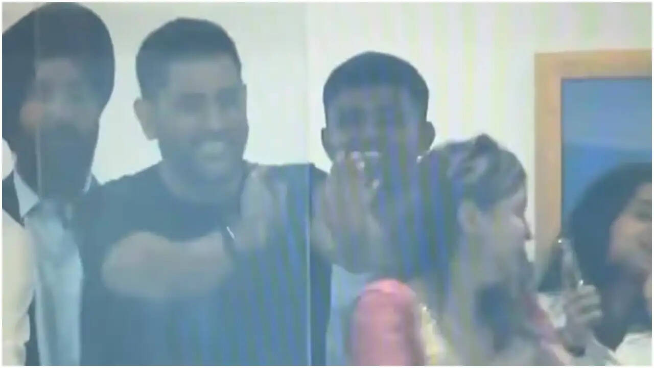 भारत-इंग्लैंड टी20 वर्ल्ड कप सेमीफाइनल में धोनी का मजेदार पल