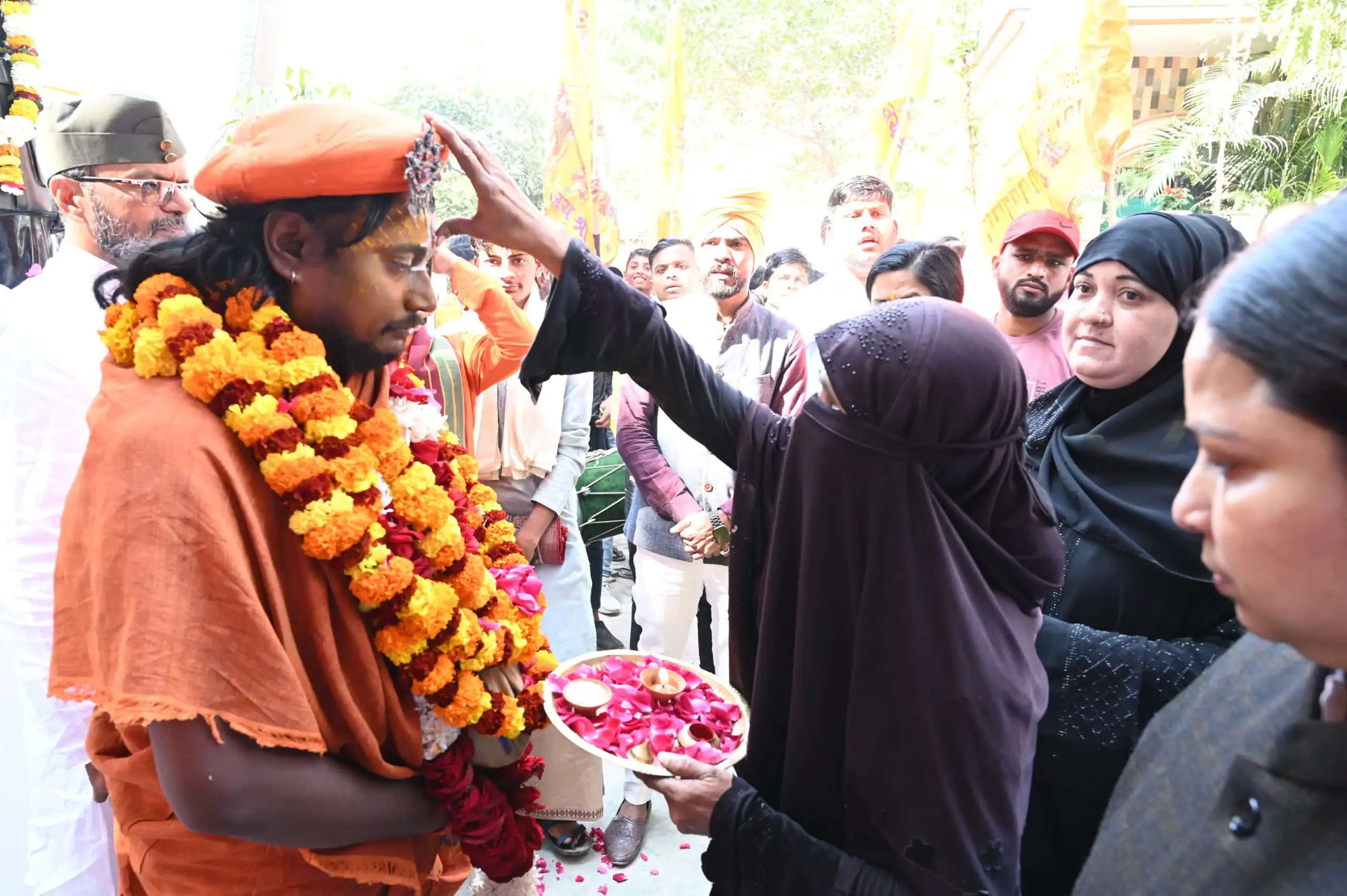 महाकुंभ से लौटे जगद्गुरु महंत बालक दास का काशी में पुष्पवर्षा के बीच स्वागत