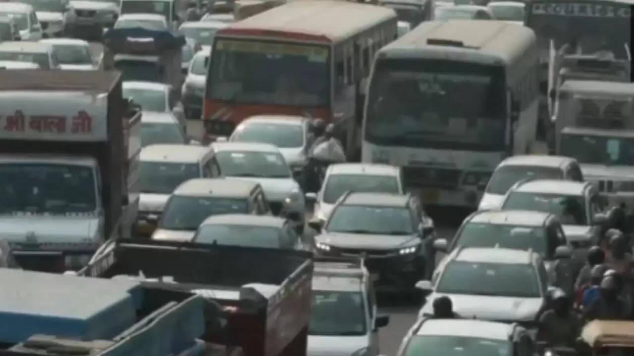 दिल्ली-एनसीआर में दिवाली के दौरान ट्रैफिक जाम की गंभीर स्थिति