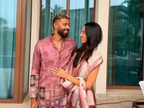 हार्दिक पंड्या ने गर्लफ्रेंड महीका शर्मा के साथ की भक्ति पूजा, वीडियो में रोमांस भी