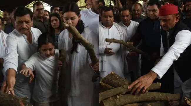 प्रतीक यादव का अंतिम संस्कार: परिवार और समर्थकों की भावुक विदाई