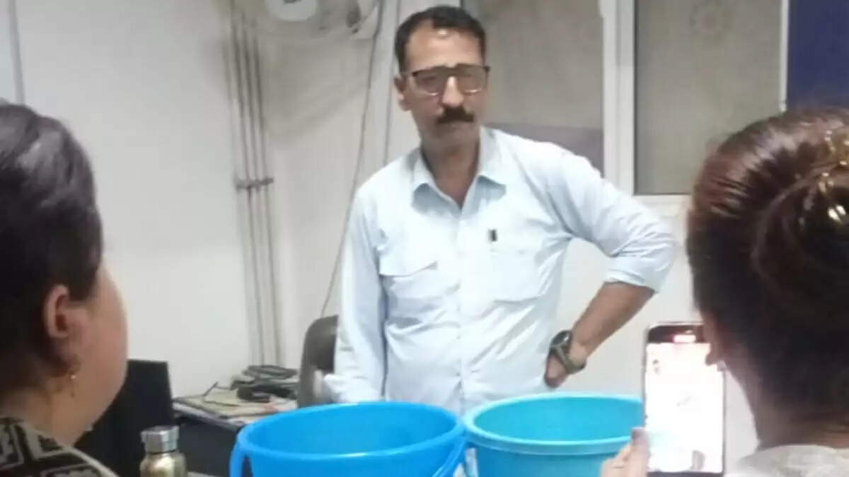 ग्रेटर नोएडा वेस्ट में पानी की गंभीर समस्या, लोग परेशान