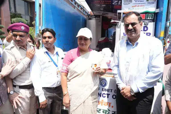 दिल्ली सरकार की गर्मी से राहत के लिए नई पहल: मोबाइल हीट रिलीफ यूनिट्स और कूलिंग जोन