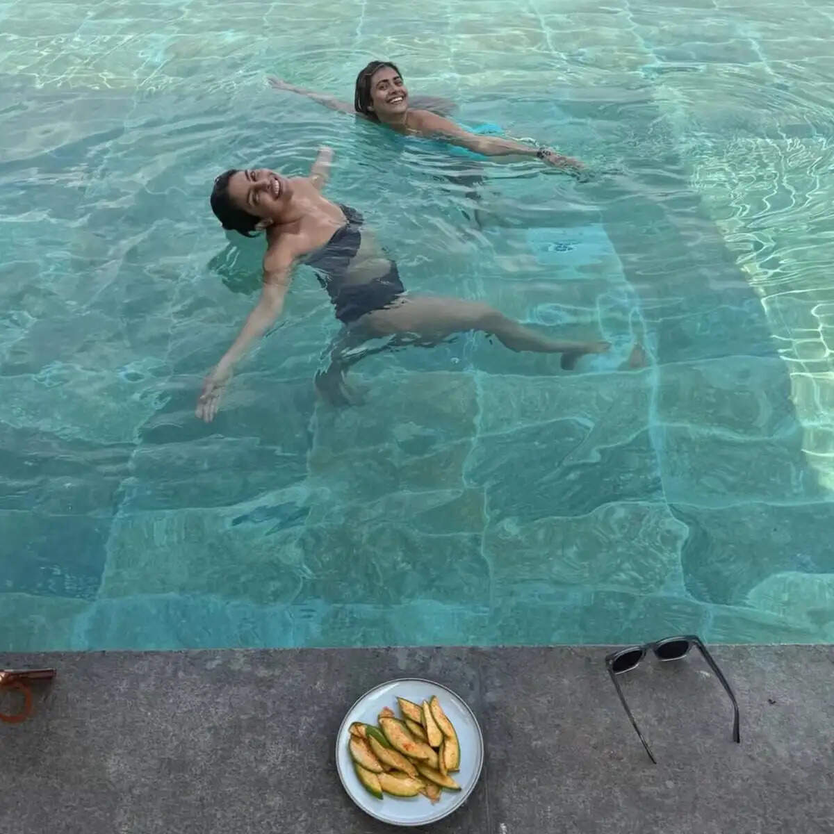 प्रियंका चोपड़ा का शानदार बिकिनी लुक: 43 की उम्र में भी बिखेर रही हैं जलवा