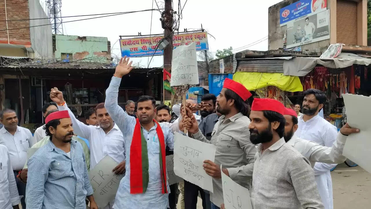 समाजवादी पार्टी का चुनाव आयोग के खिलाफ प्रदर्शन, पुतला फूंका