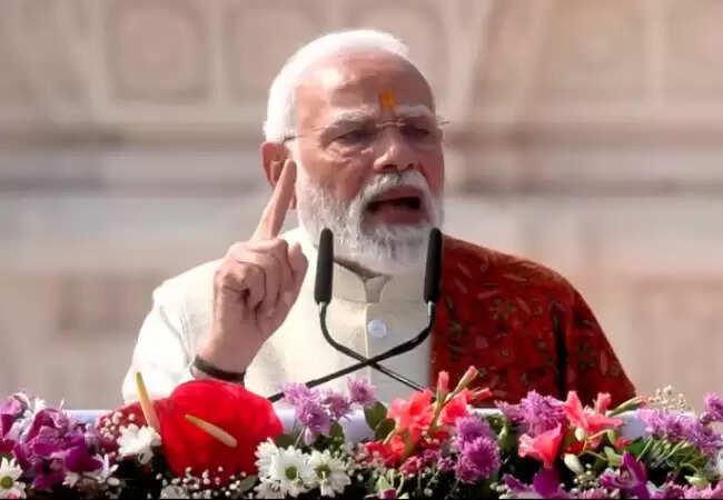 प्रधानमंत्री मोदी ने अयोध्या में धर्म ध्वजारोहण किया