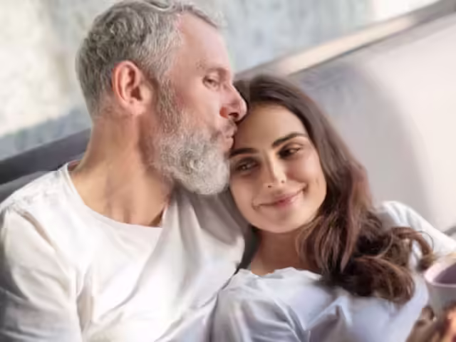 क्या रिश्तों में उम्र का अंतर महत्वपूर्ण है? जानें वैज्ञानिक दृष्टिकोण