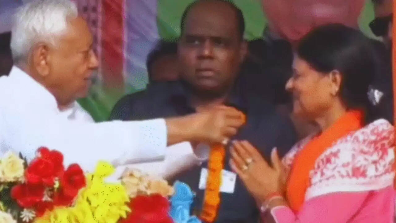 नीतीश कुमार का विवादास्पद कदम: महिला प्रत्याशी को माला पहनाने पर उठे सवाल