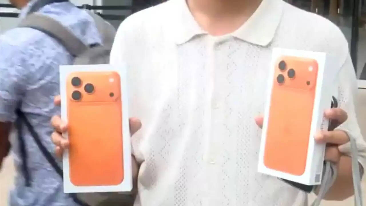iPhone 17 की बिक्री शुरू: मुंबई और दिल्ली में ग्राहकों का उत्साह