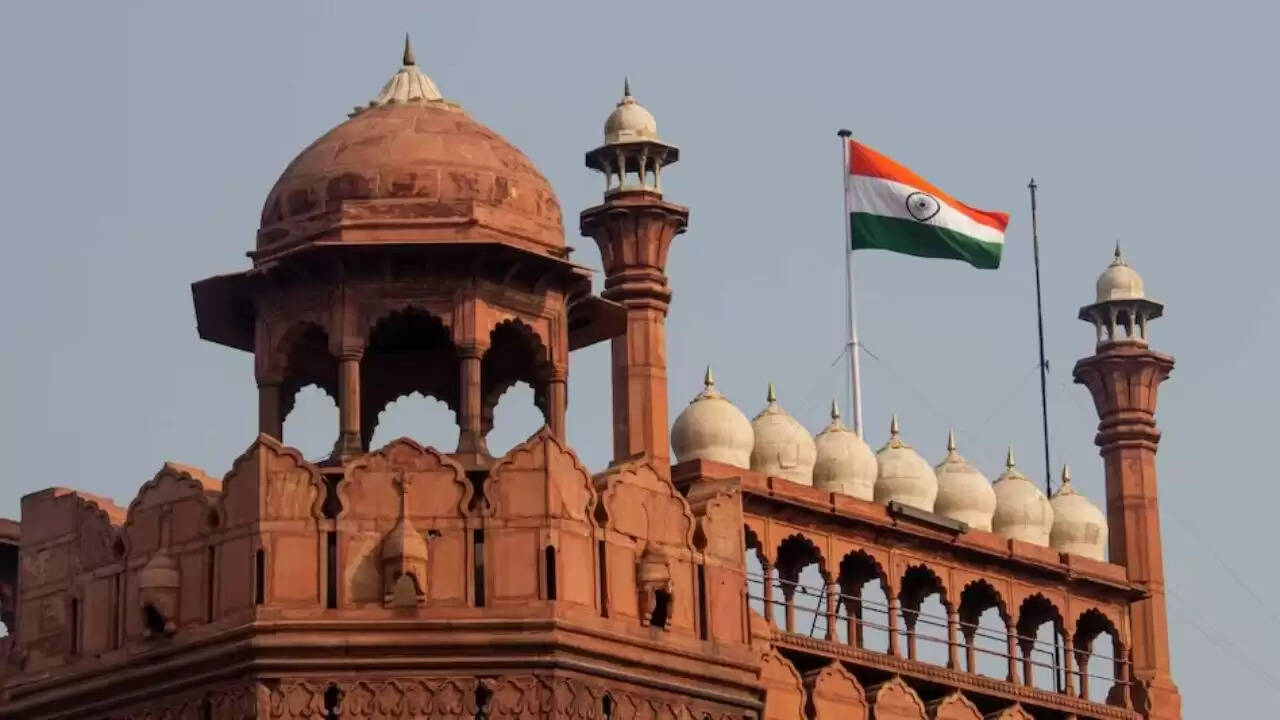 दिल्ली के लाल किले से चोरी हुआ कीमती कलश: क्या है पूरी कहानी?