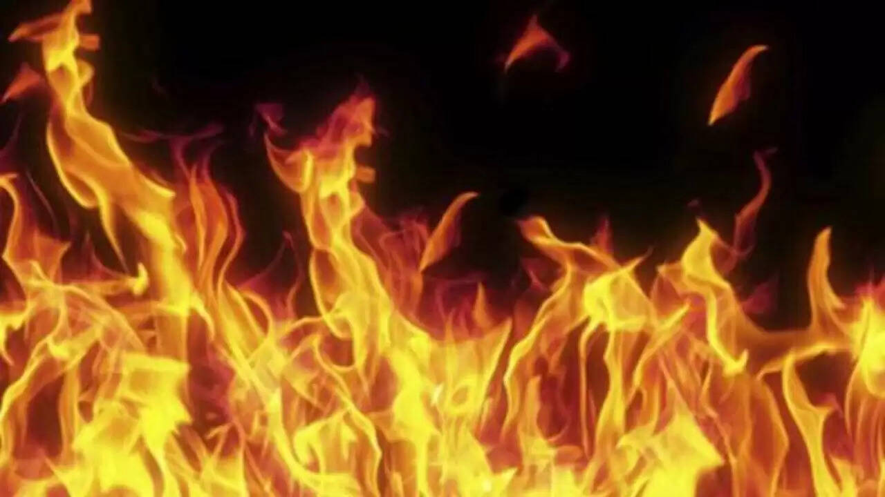 झारखंड में छात्रावास में आग लगने से 25 छात्राएं सुरक्षित रहीं