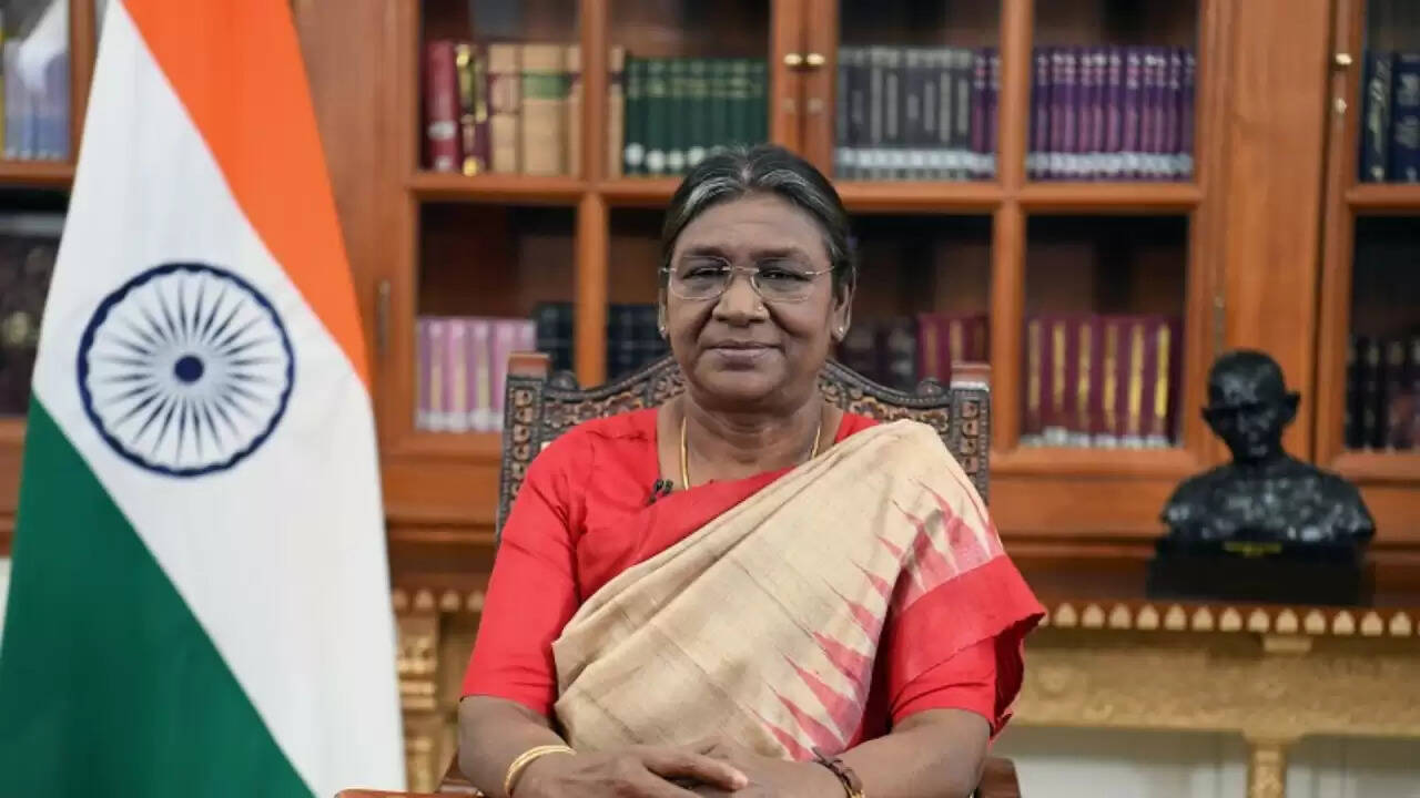 संविधान दिवस 2025: राष्ट्रपति मुर्मू ने लोकतंत्र और विकास पर दिया जोर