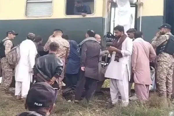 पाकिस्तान में जाफर एक्सप्रेस पर बम धमाका, कई घायल