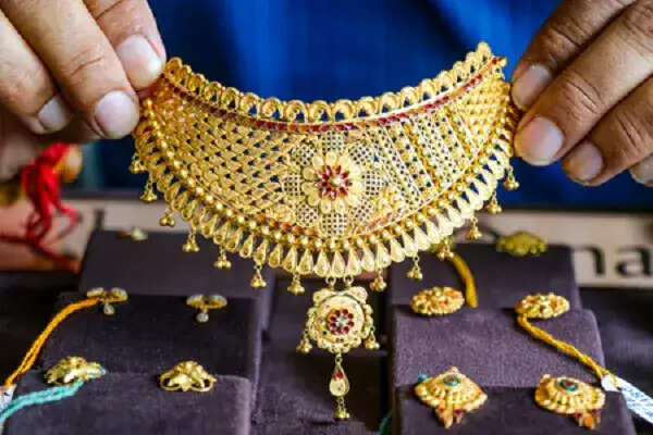 वैश्विक तनाव के बीच सोने और चांदी की कीमतों में गिरावट