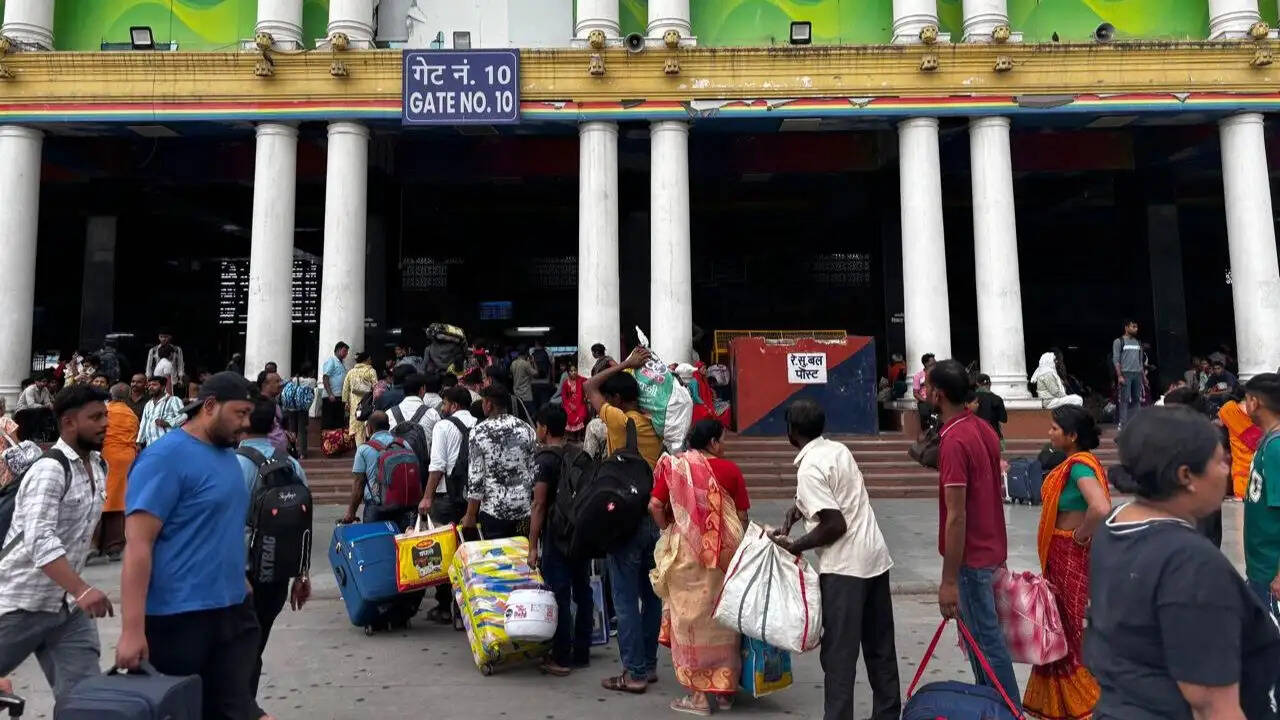 नई दिल्ली रेलवे स्टेशन पर यात्रियों की भीड़ और सुरक्षा चिंताएं