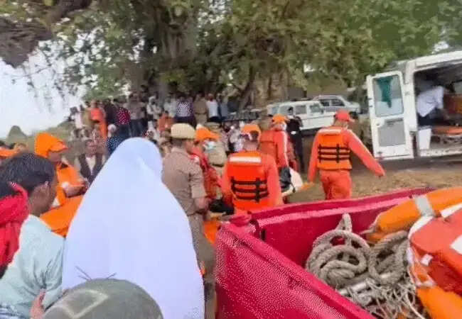 हमीरपुर में यमुना नदी में नाव पलटने से बच्चों की लापता होने की घटना