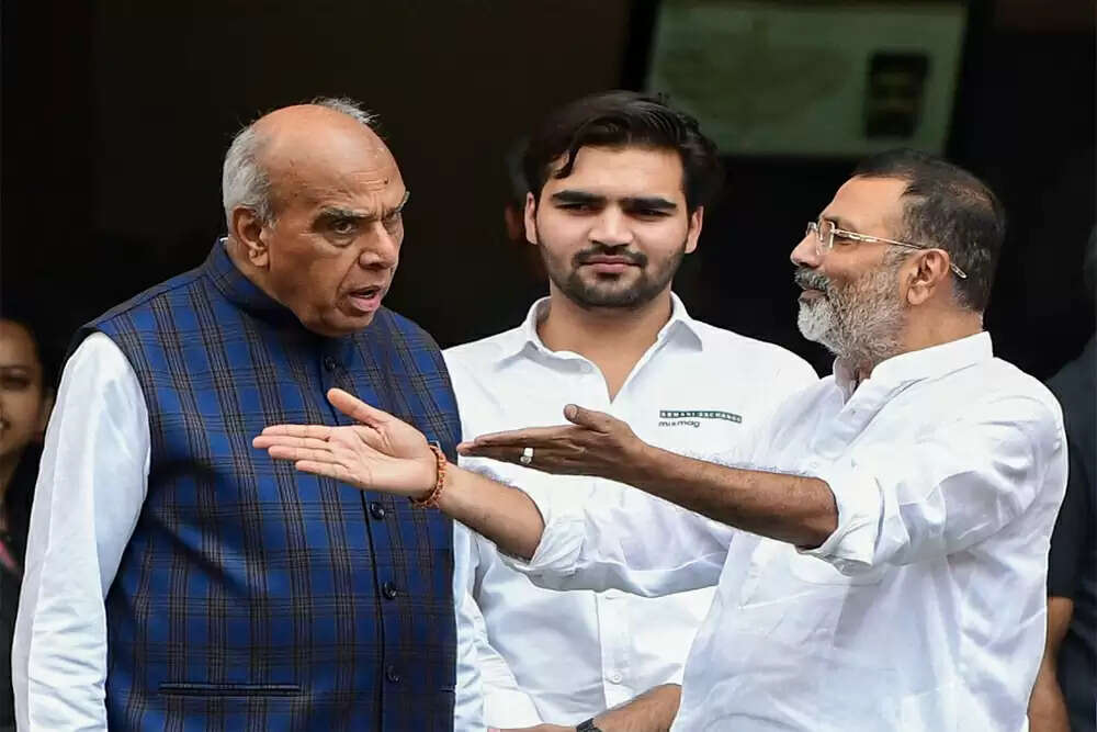 महिला सांसदों ने भाजपा सांसद को घेरकर किया सवाल, राजनीतिक बयानबाजी पर उठे सवाल