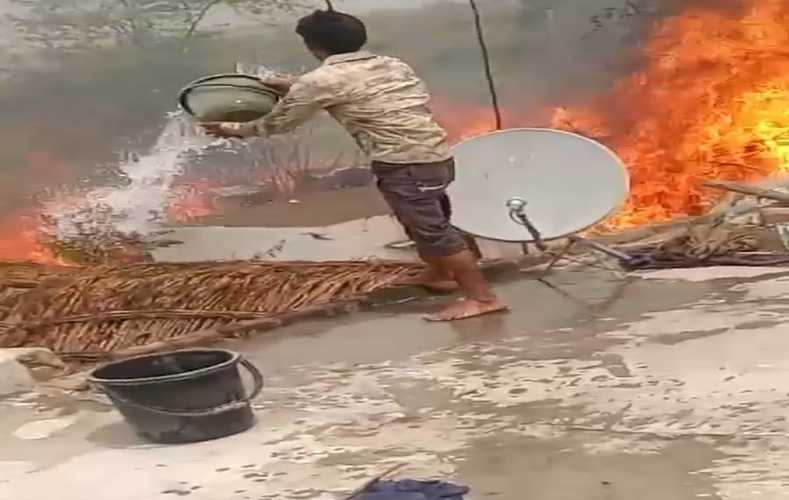 मुरैना: लभनपुरा में झोंपडिय़ों में लगी आग, घर ग्रहस्थी का सामान हुआ खाक