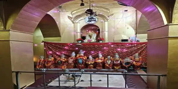 आस्था का अद्भुत केंद्र है कांगड़ा का शिब्बोथान धाम, सर्पदंश से पीड़ितों को लेकर मंदिर पंहुचते हैं लोग
