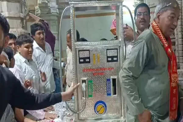 राजस्थान में श्रद्धा से चढ़ाई गई चांदी की पेट्रोल पंप मशीन