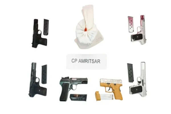 पंजाब पुलिस ने पाकिस्तान से जुड़े हथियार और मादक पदार्थ नेटवर्क का किया भंडाफोड़