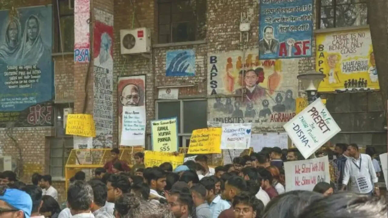 JNU में छात्रों का प्रदर्शन: क्या है रोहित एक्ट और UGC के नए नियमों का विवाद?