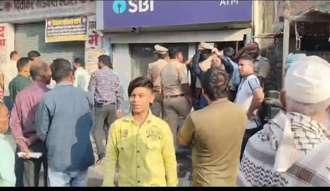 नौतनवा में एसबीआई एटीएम में शॉर्ट सर्किट से आग, स्थिति नियंत्रण में