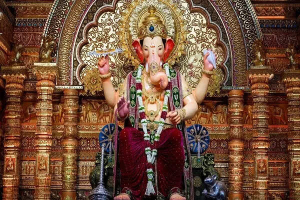 गणेश चतुर्थी: लालबागचा राजा मंदिर की भव्यता और श्रद्धा