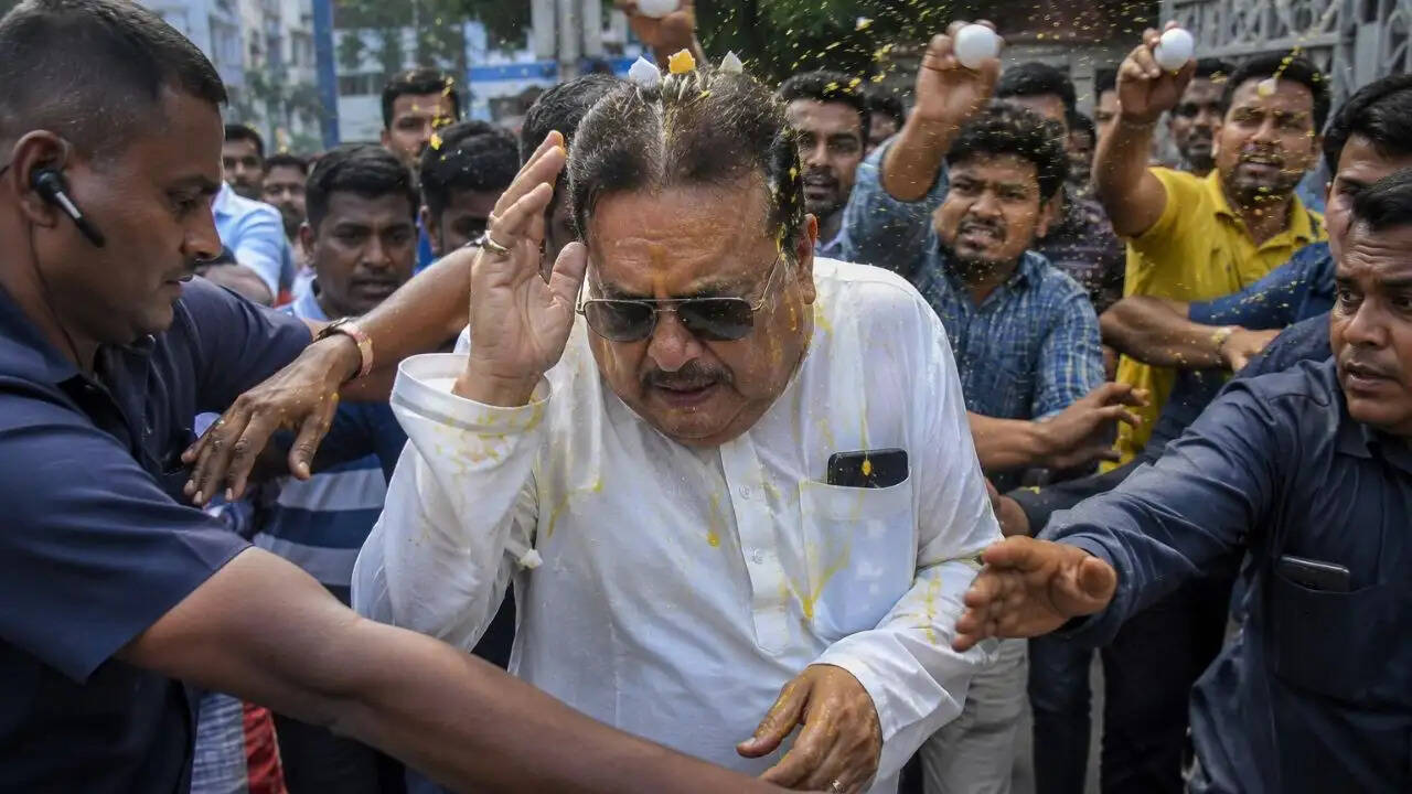 पश्चिम बंगाल में टीएमसी नेताओं के खिलाफ बढ़ता जन आक्रोश: मदन मित्रा पर अंडों से हमला