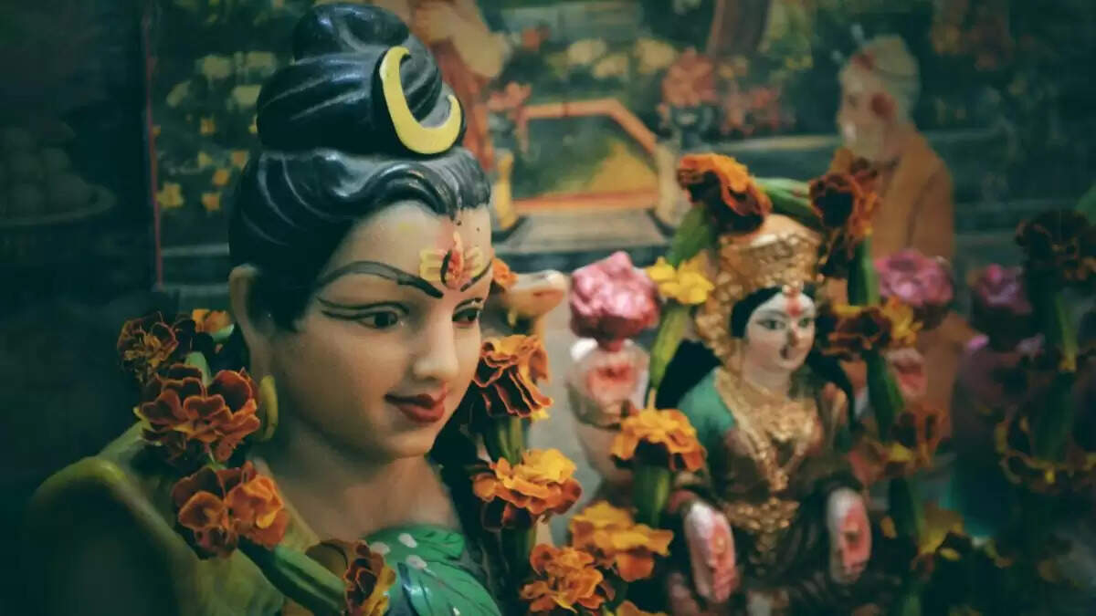 सावन में भगवान शिव को अर्पित करें ये चीजें, जानें क्या है वर्जित