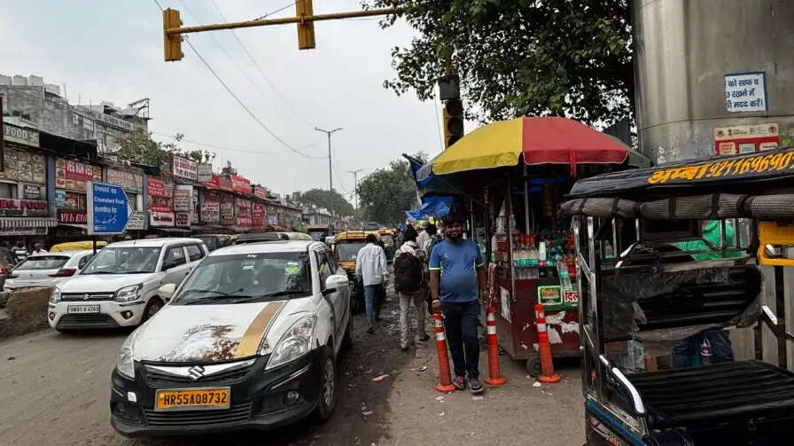 नई दिल्ली रेलवे स्टेशन पर जाम की समस्या: अवैध रेहड़ियों का कब्जा