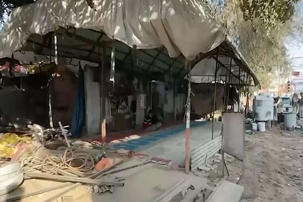 जयपुर में मस्जिद के बाहर हिंसक झड़प, पुलिसकर्मी घायल