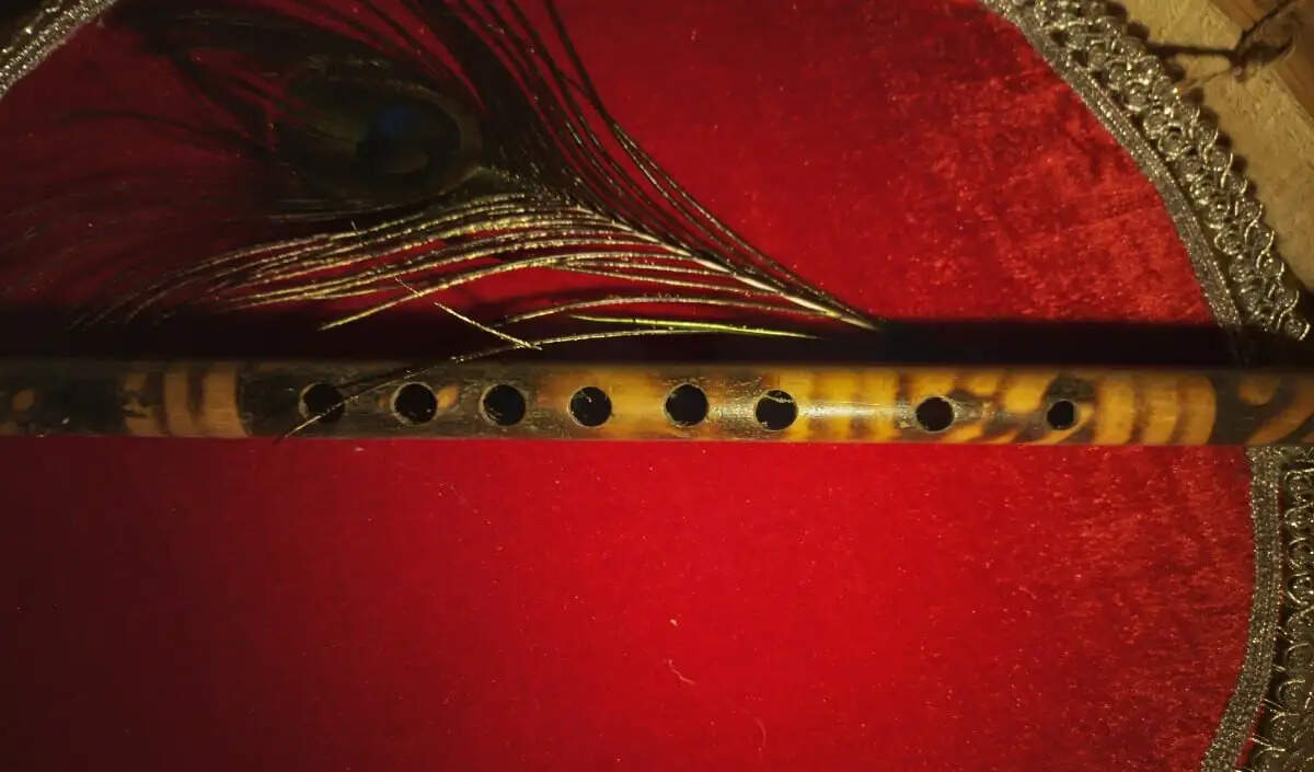 बांसुरी के उपाय: वास्तु शास्त्र में सफलता और शांति के लिए