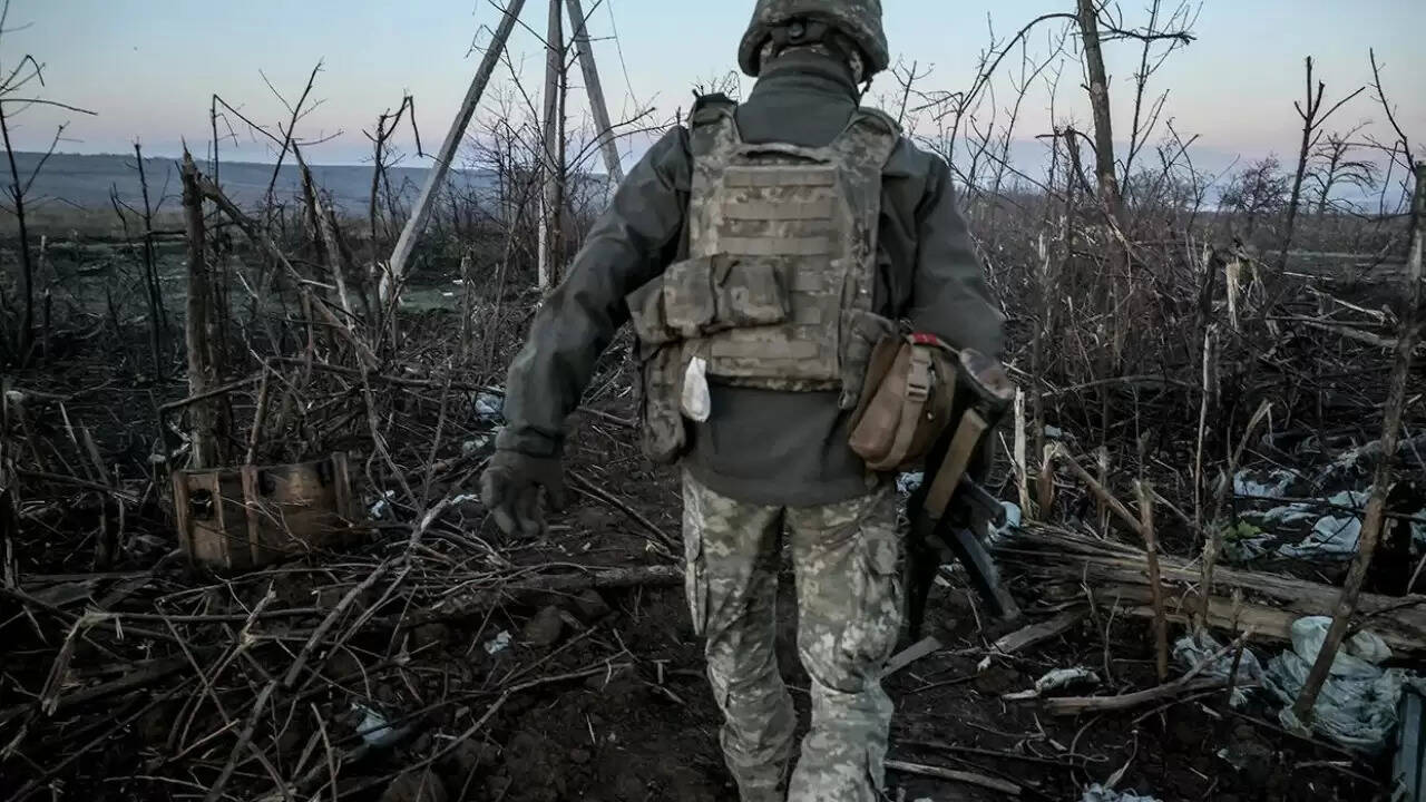 रूस-यूक्रेन संघर्ष में नया मोड़: यूक्रेनी सेना ने कई स्थानों से किया पीछे हटना
