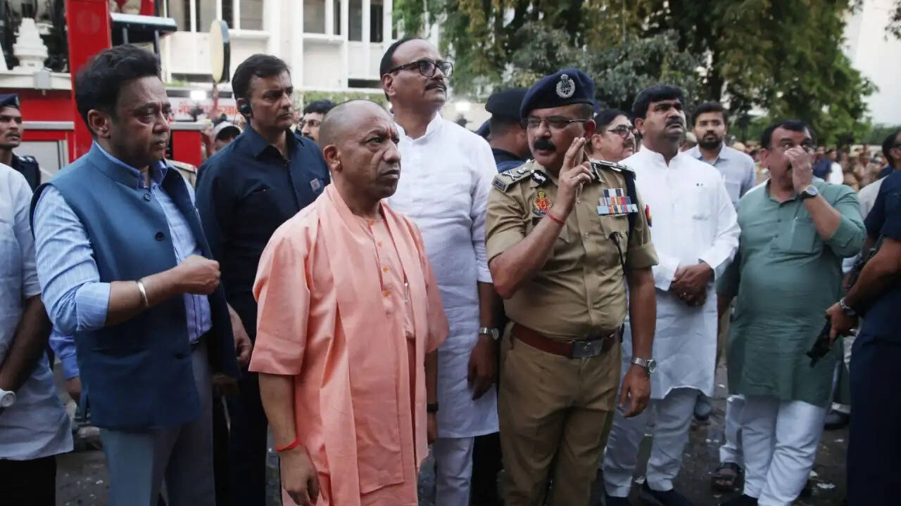 लखनऊ अग्निकांड: मुख्यमंत्री योगी आदित्यनाथ ने गठित की विशेष जांच टीम, सख्त कार्रवाई की तैयारी