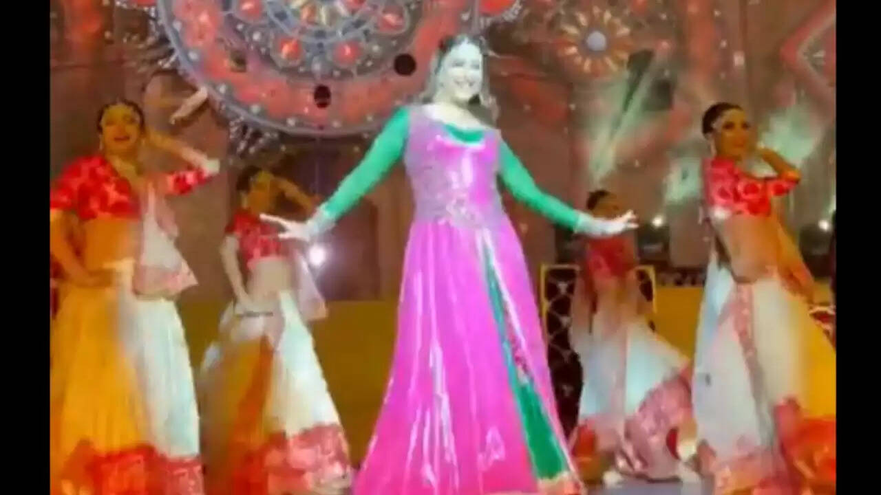 उदयपुर में हो रही भव्य शादी: माधुरी दीक्षित का डांस और बॉलीवुड सितारों की धूम