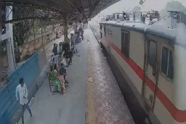 विशाखापत्तनम रेलवे स्टेशन पर जवान की आत्महत्या से हड़कंप