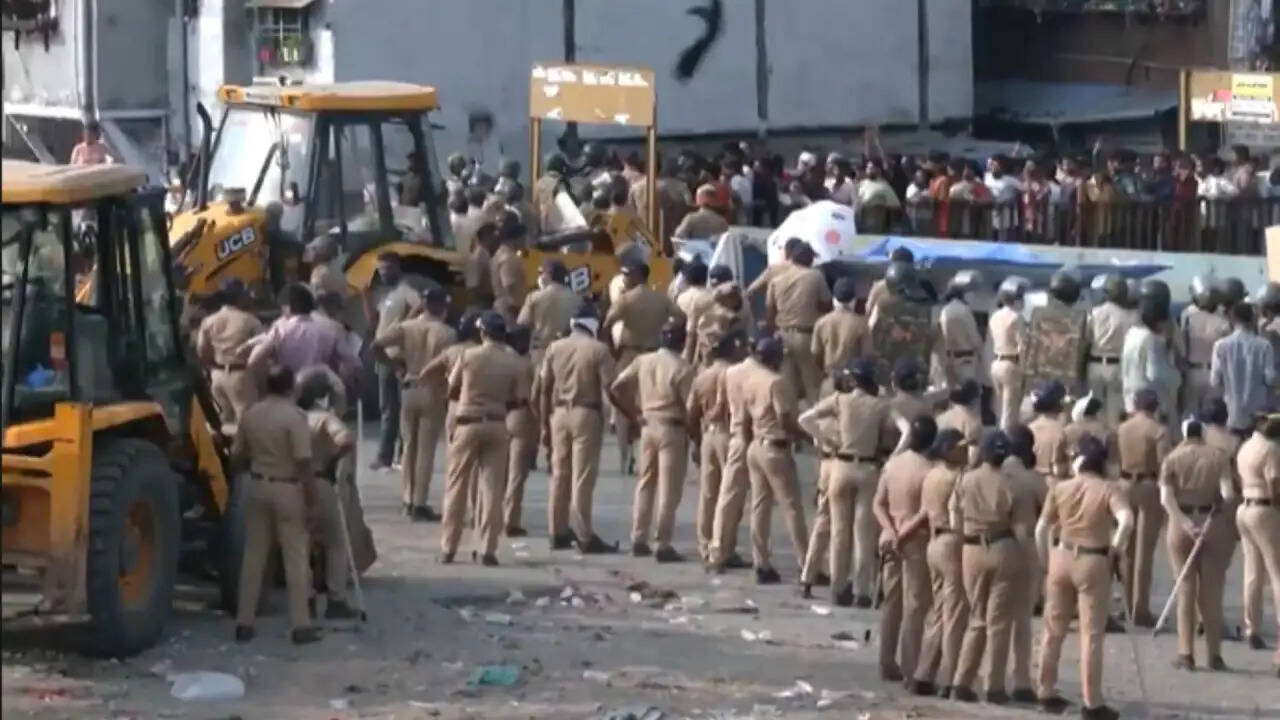 बांद्रा में अतिक्रमण विरोधी अभियान के दौरान बवाल, पुलिस ने किया लाठीचार्ज