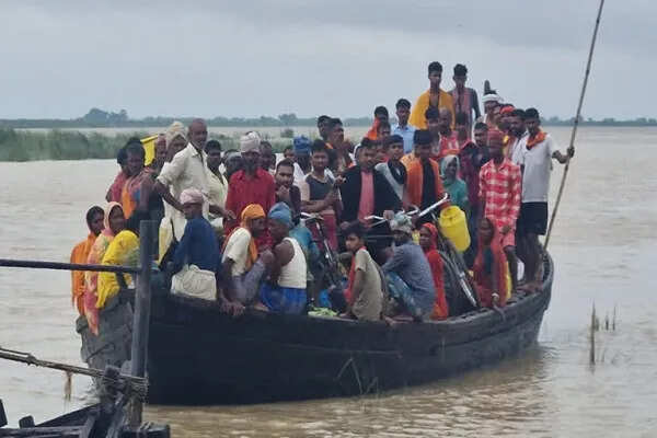 साहिबगंज में नाव पलटने से चार युवक डूबे, एक शव बरामद