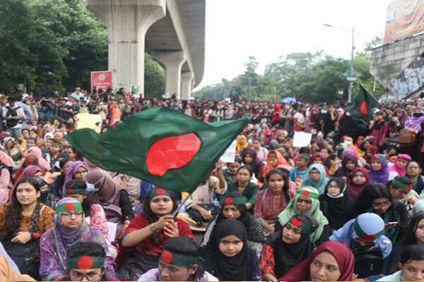 बांग्लादेश में ईशनिंदा के आरोपों से जुड़ी हिंसा के खिलाफ नागरिकों का विरोध