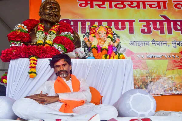मराठा आरक्षण आंदोलन: आजाद मैदान से हटाए गए प्रदर्शनकारी, कोर्ट ने सरकार को लगाई फटकार