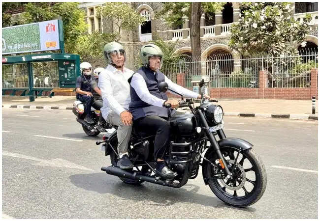 मुख्यमंत्री देवेंद्र फडणवीस ने ईंधन बचाने के लिए मोटरसाइकिल पर किया सफर
