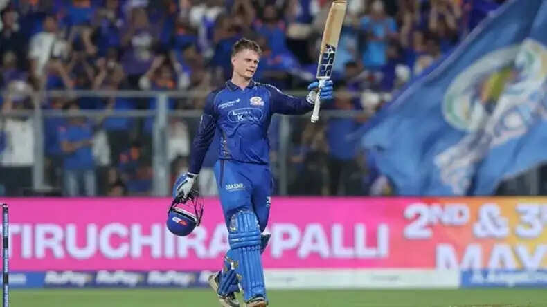 मुंबई इंडियंस ने हैदराबाद के लिए 244 रन का लक्ष्य निर्धारित किया